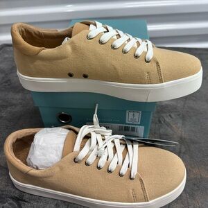 REVITALIGN Womens Pacific Tex Tan Canvas Low-Top Sneakers size 9B NEW